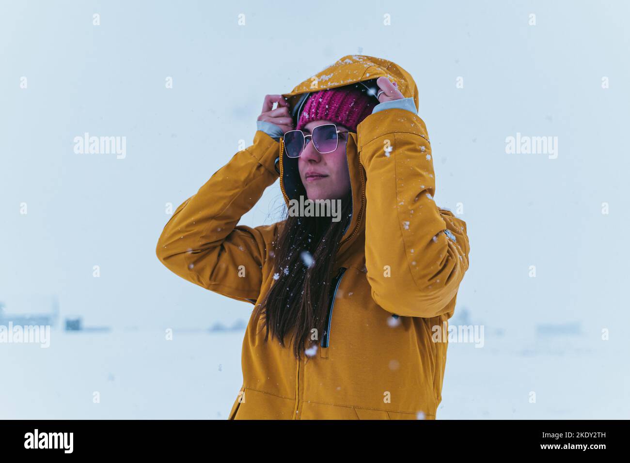 Mujer Hermosa En La Nieve Con Las Gafas De Sol Foto de archivo - Imagen de  cubo, frente: 107603246