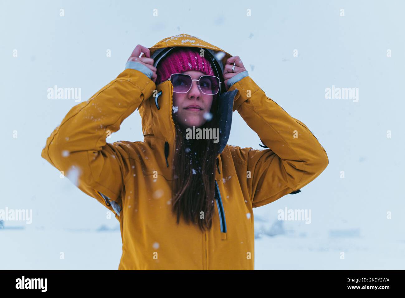 Mujer Hermosa En La Nieve Con Las Gafas De Sol Foto de archivo - Imagen de  cubo, frente: 107603246
