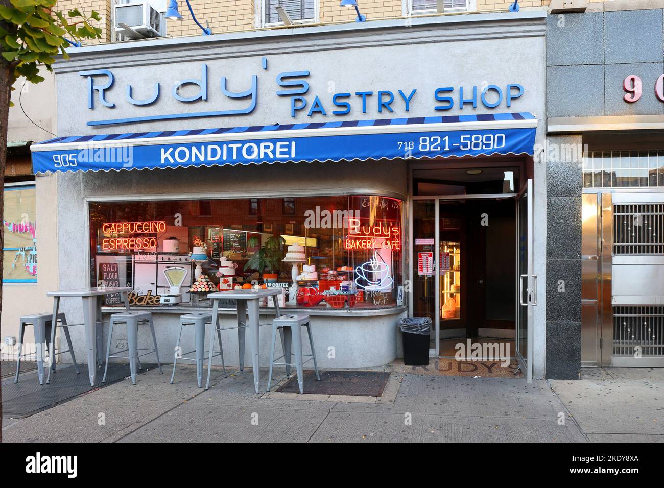 Rudy's Pastry Shop, 905 Seneca Ave, Queens, Nueva York, Nueva York, Nueva York, foto del escaparate de una pastelería germano americana en Ridgewood. Foto de stock