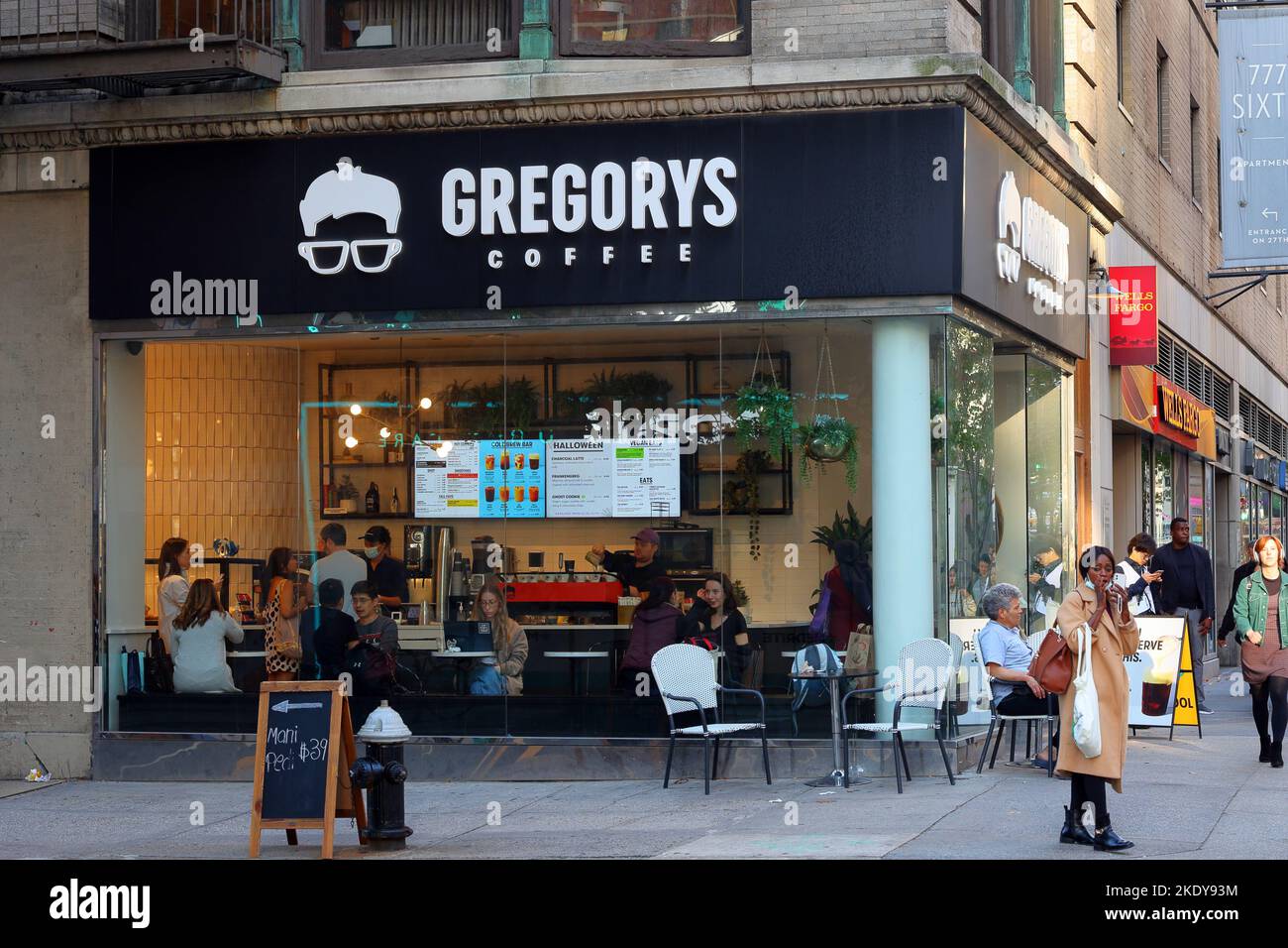 Gregorys Coffee, 775 6th Ave, Nueva York, NYC foto de una cadena de cafeterías local en Midtown Manhattan. Foto de stock