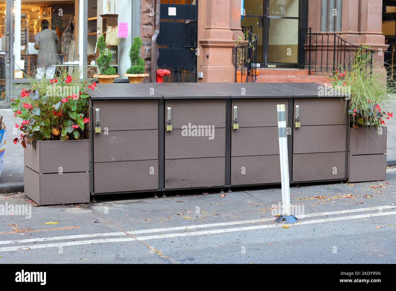 Un contenedor de basura seguro de la marca Citibin frente a un negocio en Brooklyn, Nueva York. El programa 'Clean Curb' de NYC es un piloto de prueba para ... Foto de stock