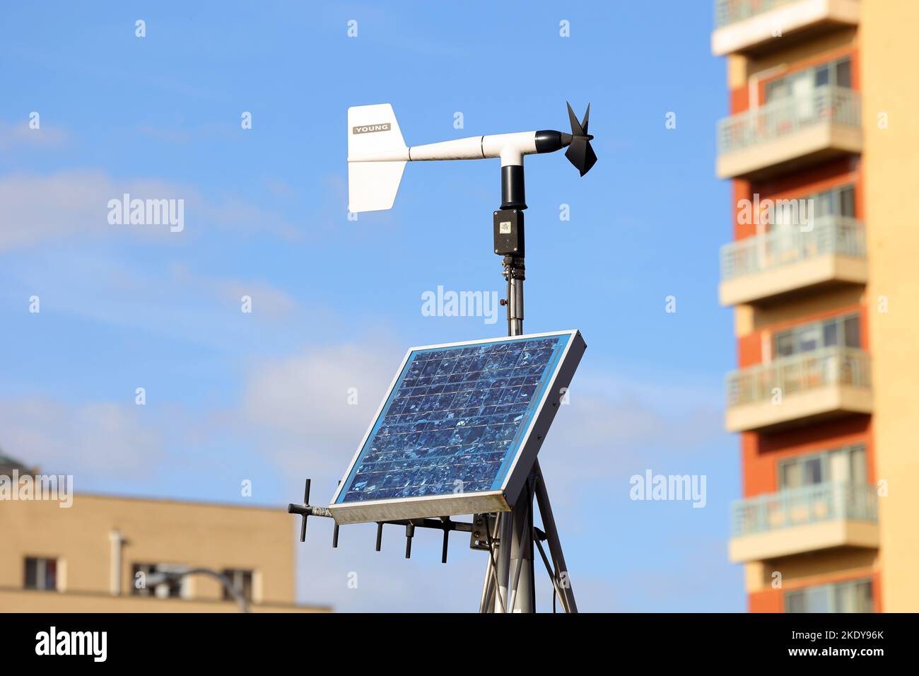Una estación meteorológica solar con un sensor y una antena del monitor de viento RM Young. El monitor de viento es un anemómetro de estilo molino de viento. Foto de stock