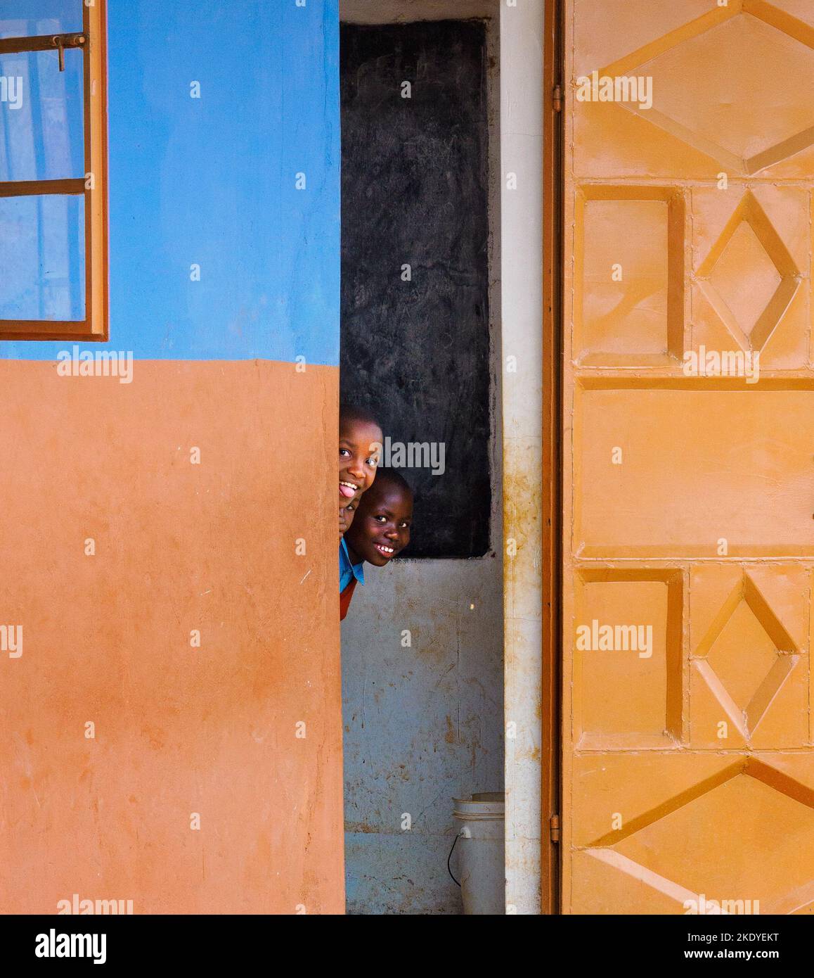 Niños felices y sonrientes en la puerta del aula de una escuela en la región de Sagalla en Kenia, cerca de VOI África Oriental Foto de stock