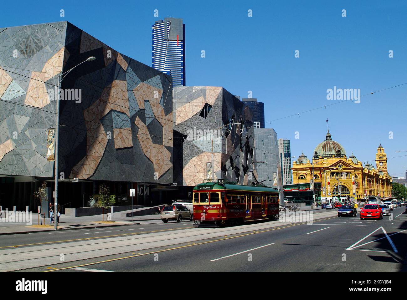 Melbourne, Flinders Street Station y Federation Square con el Centro Australiano de Imagen en Movimiento, Filmmuseum Foto de stock