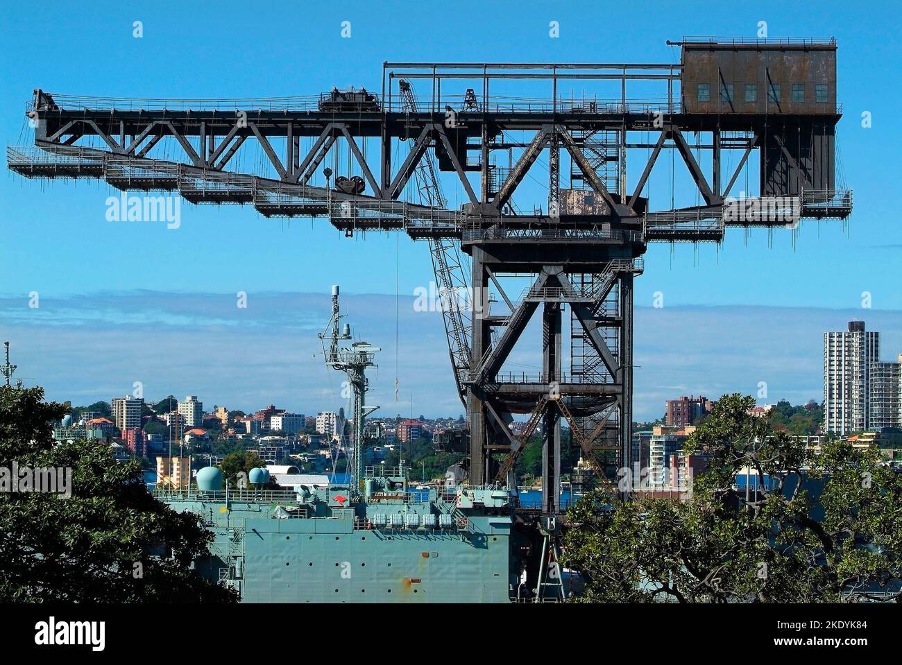 Australia, Sídney, grúa de carga pesada y buque de guerra de la Marina australiana en el muelle de Wooloomooloo Foto de stock