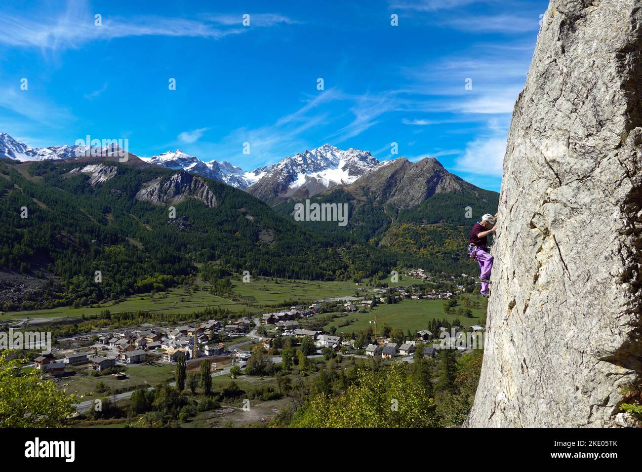 Escalador de rocas en el Parque Nacional Ecrins, los Alpes, Briancon, Francia, UE Foto de stock