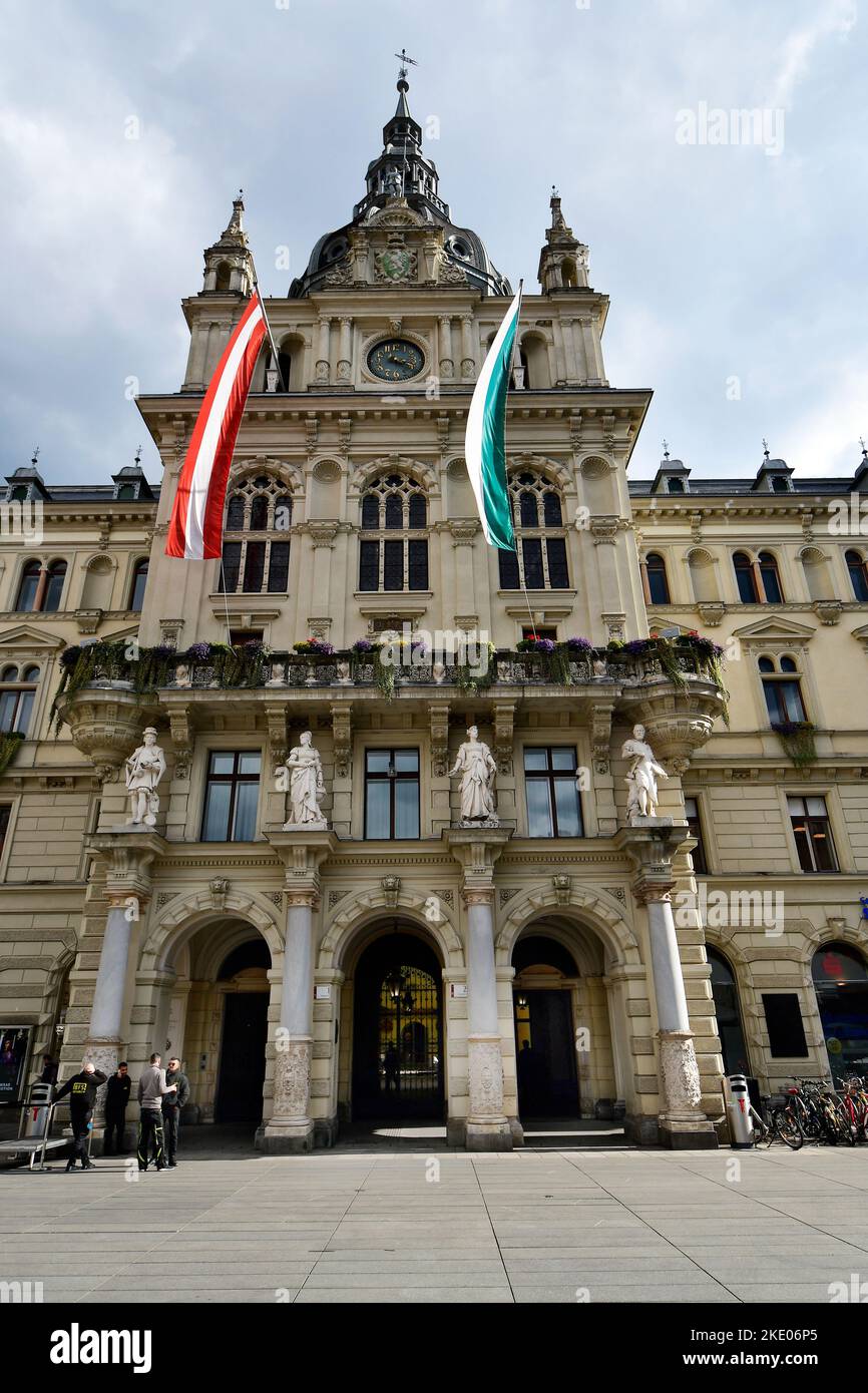Graz, Austria - 22 de septiembre de 2022: Personas no identificadas frente al ayuntamiento en la ciudad de Graz, ciudad patrimonio de la humanidad de la UNESCO, capital de Estiria Foto de stock