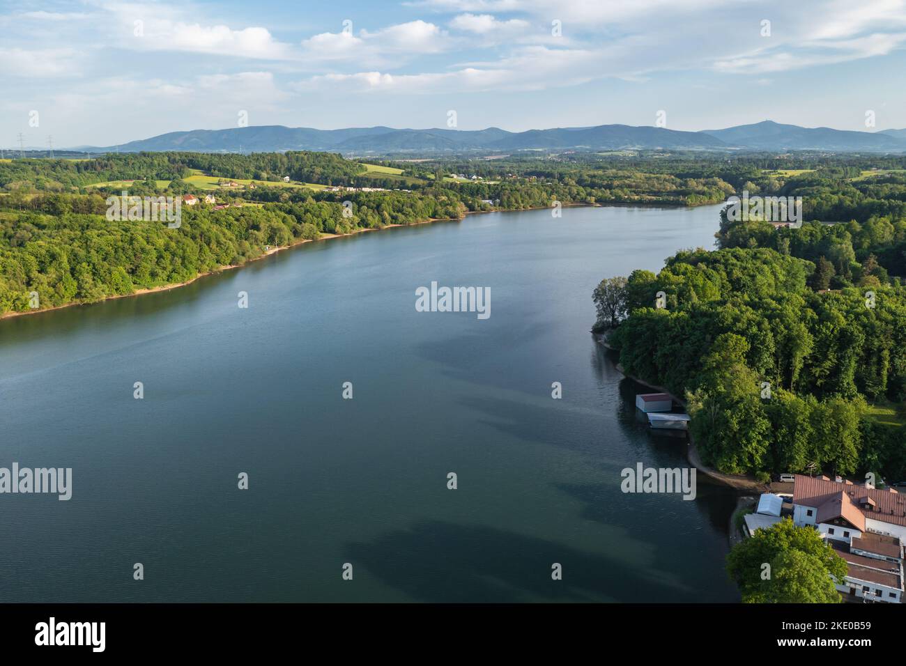 Vista aérea del embalse de Terlicko en el río Stonavka en el municipio de Terlicko en el distrito de Karvina, región de Moravia-Silesia, República Checa Foto de stock