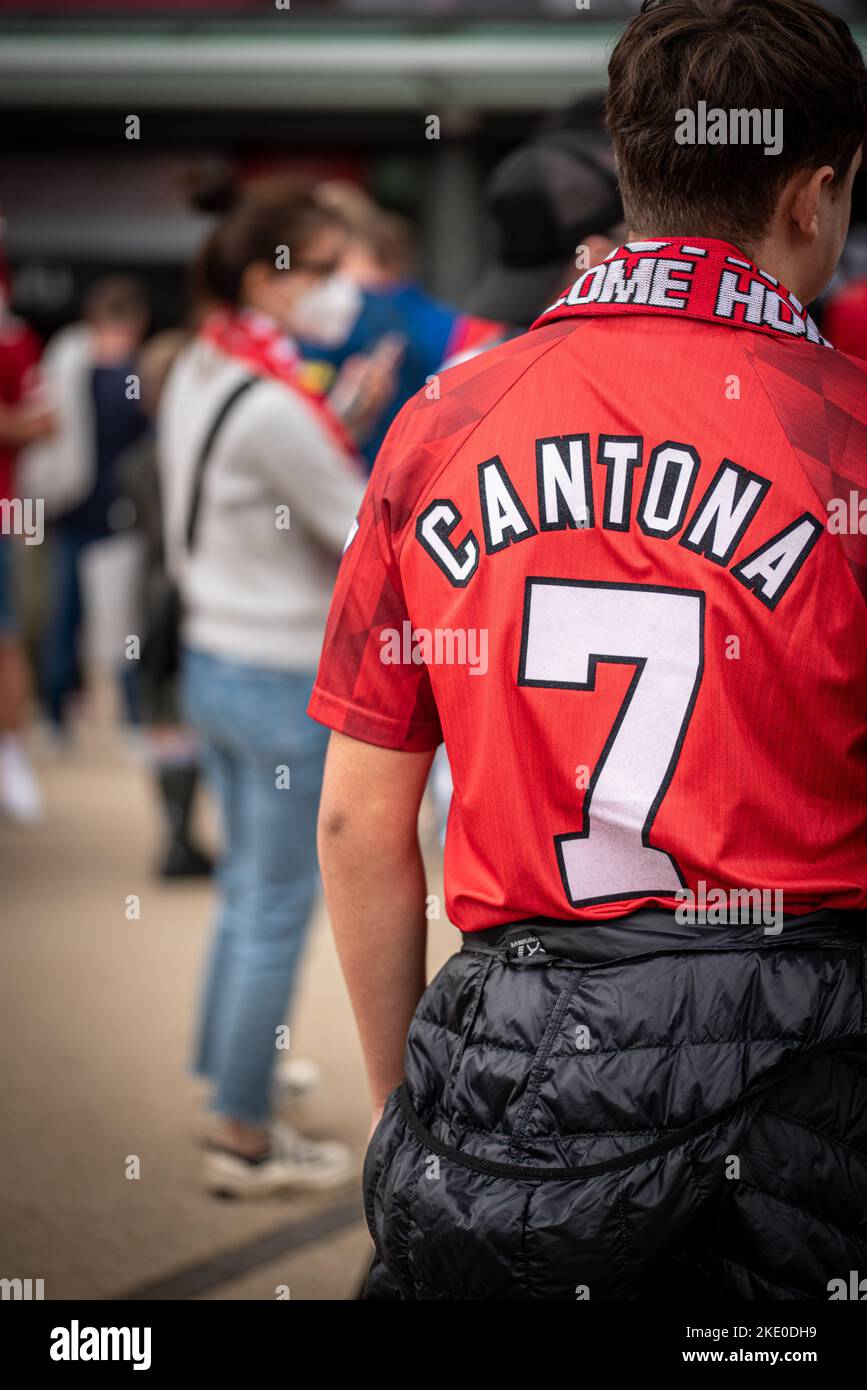Fan del Manchester united con número de camiseta Cantona Fotografía de  stock - Alamy