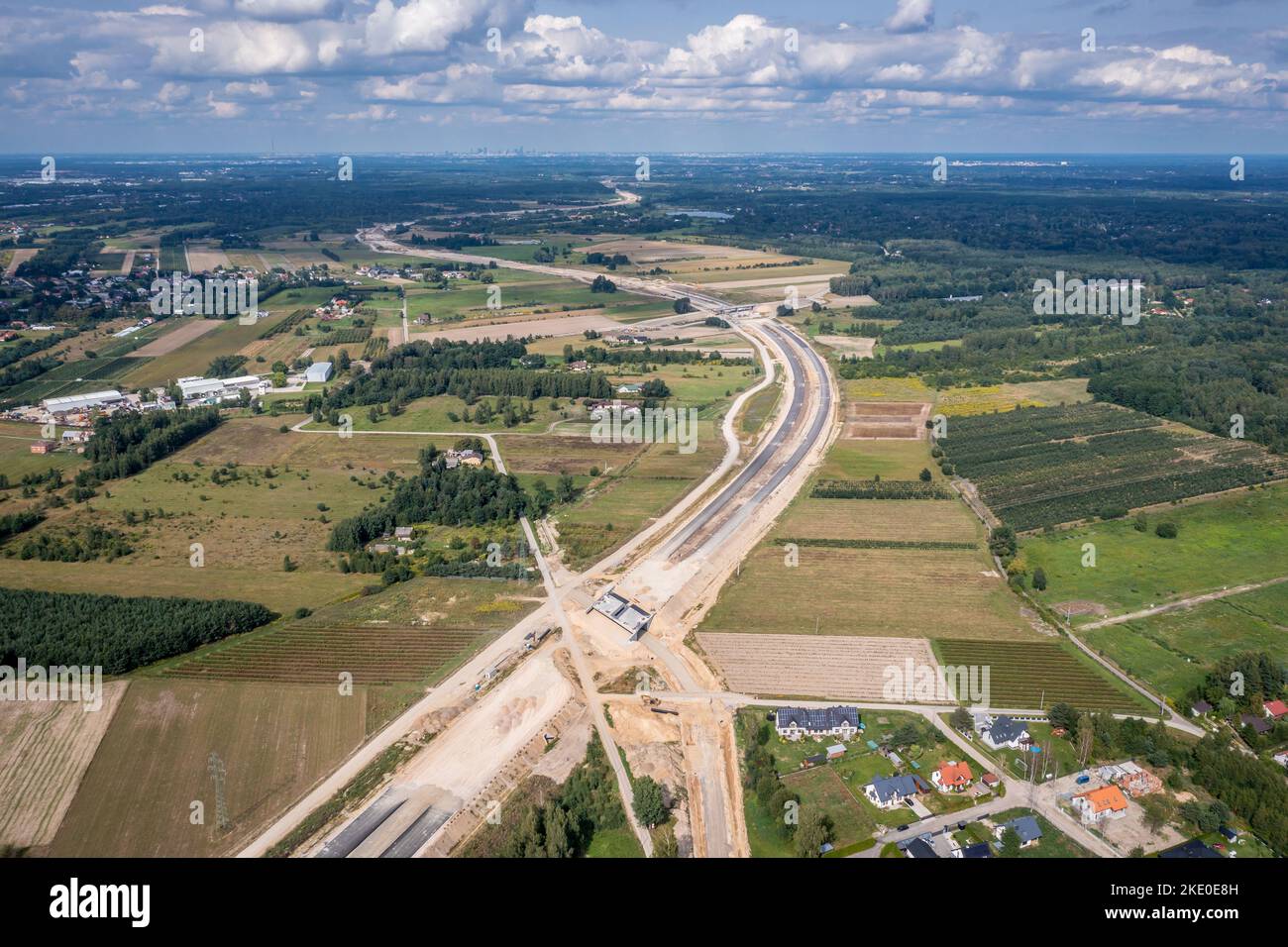 Sitio de construcción de la carretera principal S7 en Polonia, parte de la ruta europea E77 en el pueblo de Ruda cerca de la ciudad de Tarczyn, región de Masovia en Polonia Foto de stock