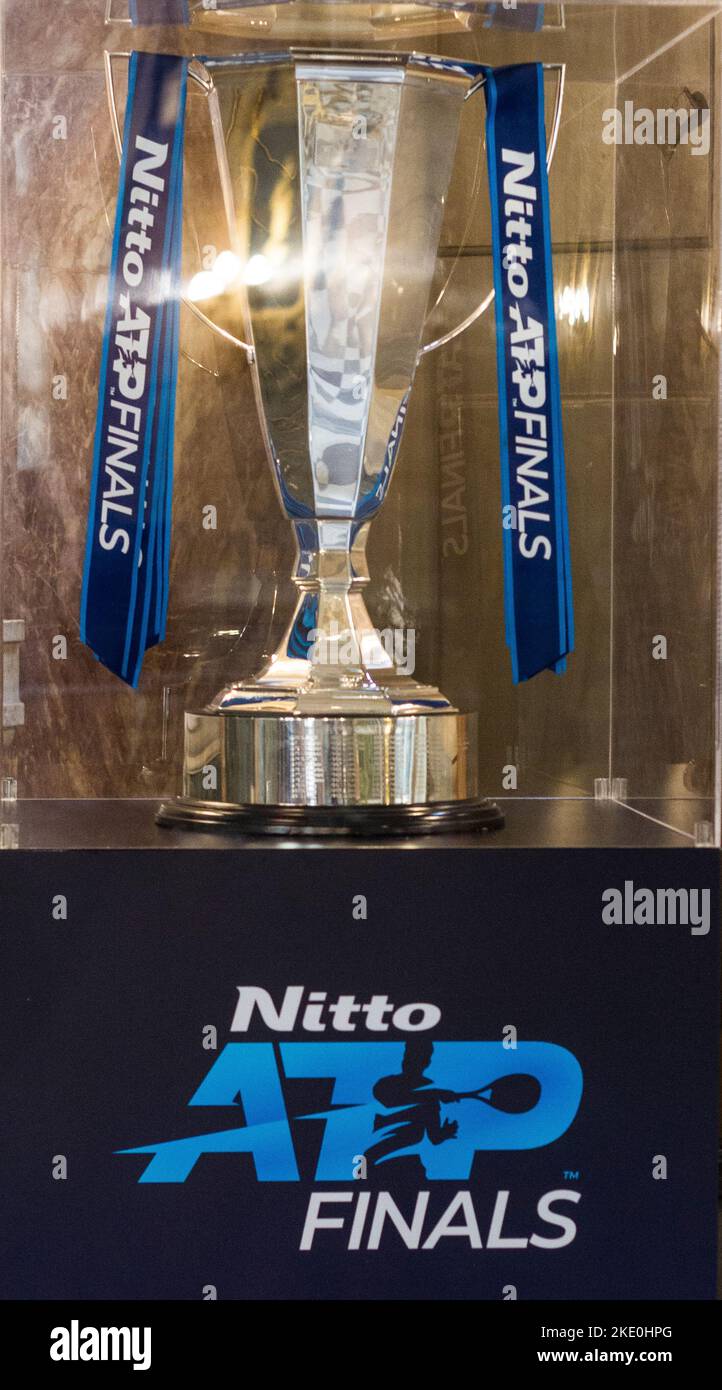 Torino, Italia. 9th de Nov de 2022. El Trofeo de las Finales de la ATP está en exhibición en Turín antes de que comience el campeonato. ATP Finals es el campeonato final de la temporada de la Asociación de Profesionales de Tenis. Crédito: Marco Destefanis/Alamy Live News Foto de stock