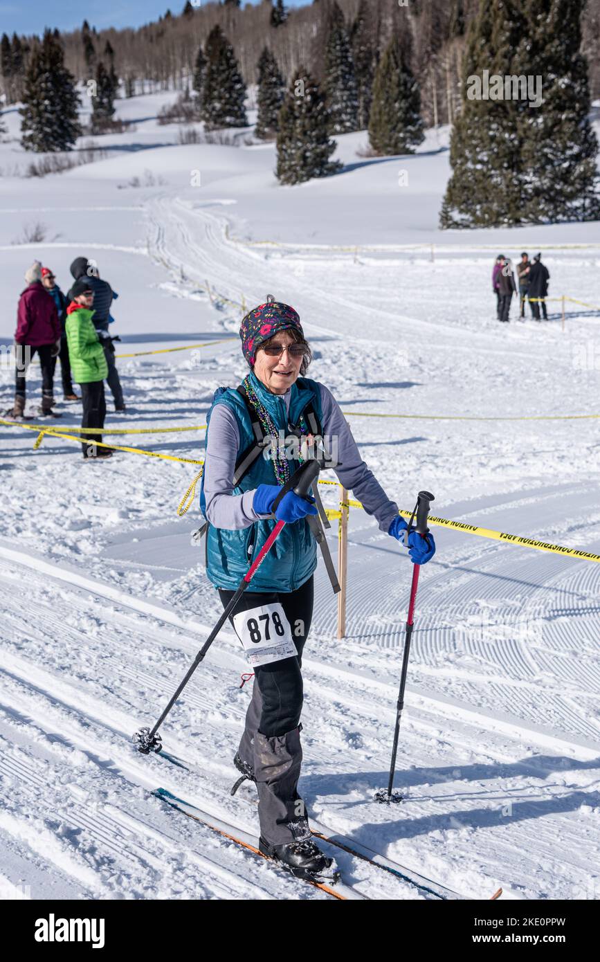 Una mujer mayor en esquí de fondo compite en el Chama, Chile Ski