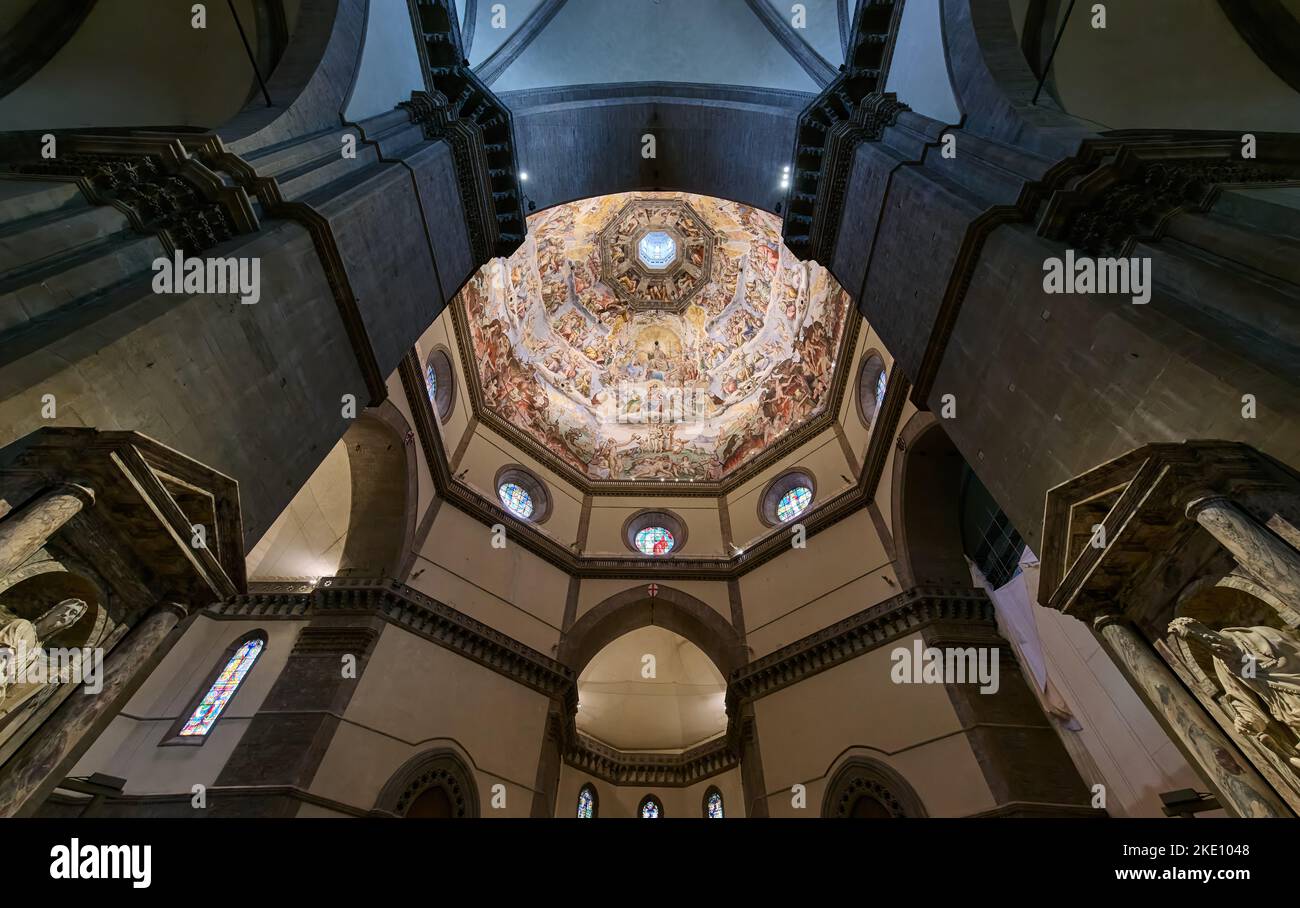 Magníficos frescos en la cúpula de la catedral Santa Maria del Fiore en Florencia, Toscana, Italia Foto de stock
