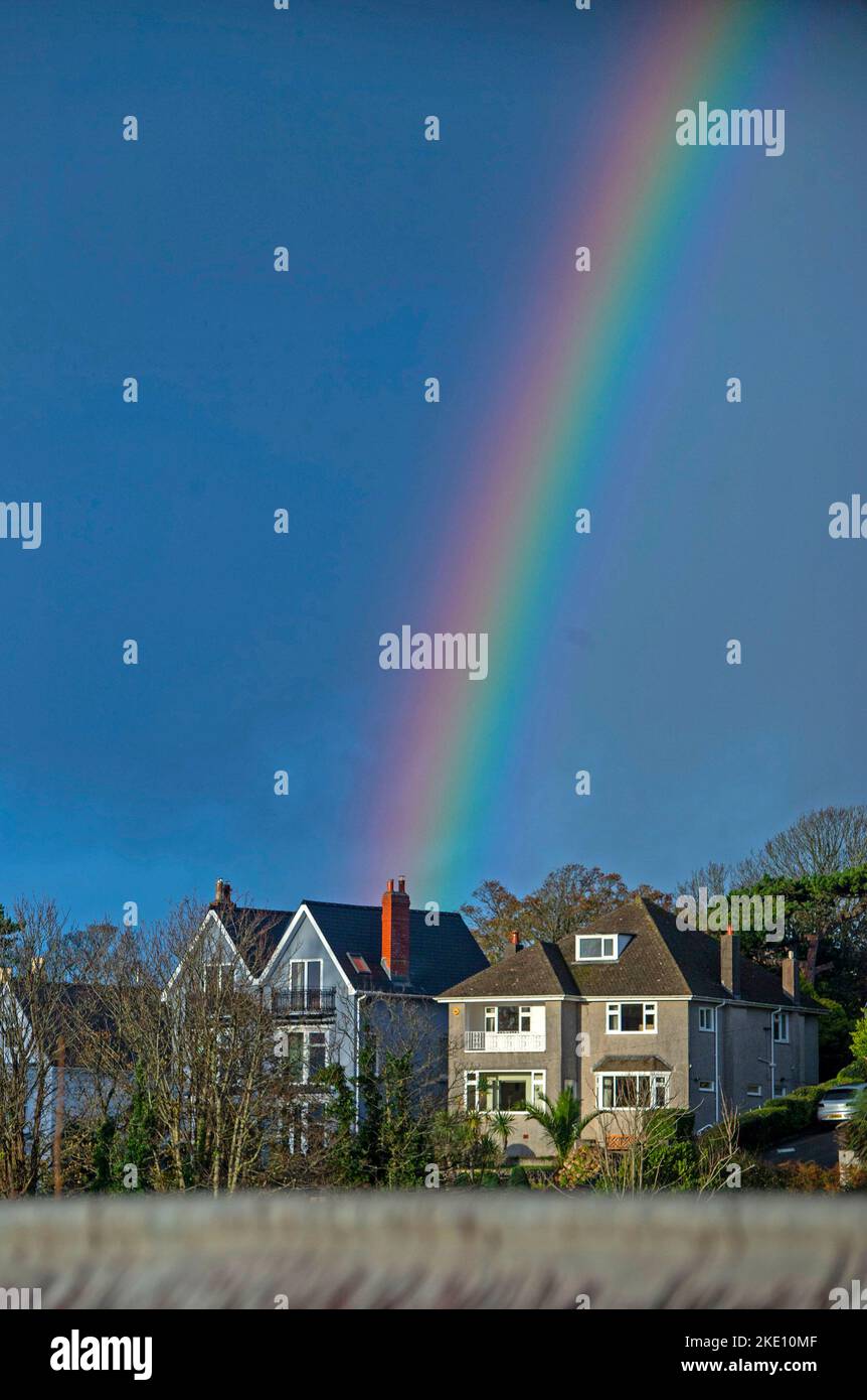 Swansea, Reino Unido. 09th de Nov de 2022. Un arco iris sobre las propiedades en Langland Bay cerca de Swansea esta tarde durante un descanso en el clima húmedo. Crédito: Phil Rees/Alamy Live News Foto de stock