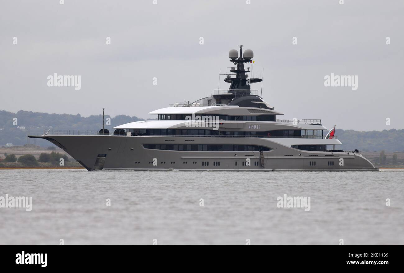 El súper yate Rocinante de 80 millones de libras propiedad del desarrollador de juegos multimillonario estadounidense Gabe Newell (que hizo su fortuna con Half Life) llegó a Falm Fotografía de stock - Alamy
