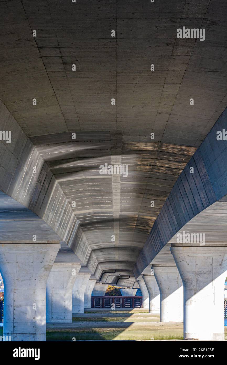 Un enorme puente de hormigón apoya sobre un brazo del río Fraser en Richmond, Columbia Británica, Canadá Foto de stock