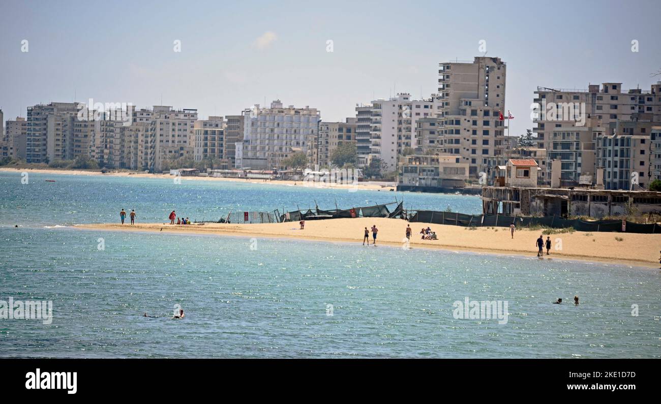 Playa Famagusta ocupada y vigilada por soldados turcos frente a hoteles vacíos bombardeados en la playa. Foto de stock