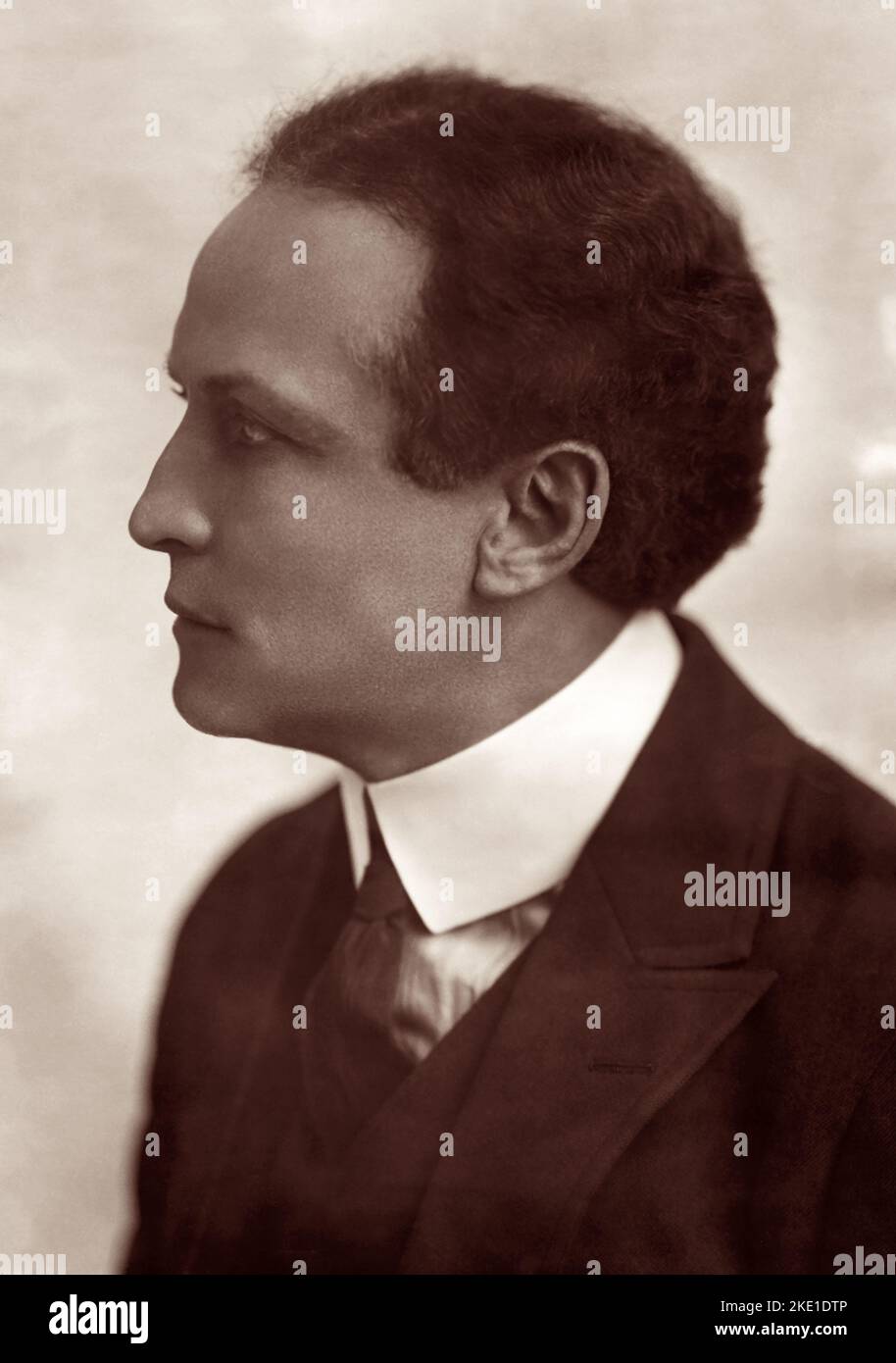 Perfil retrato del ilusionista y escapista artista Harry Houdini (1874-1926) en Nueva York, NY, c1919. Foto de stock