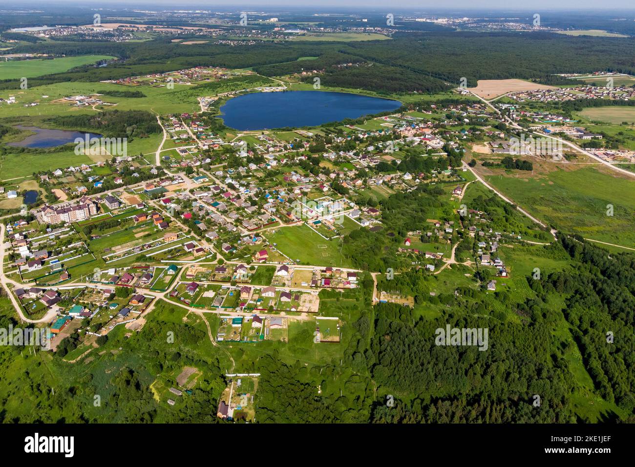 Vista aérea panorámica a gran altitud del pueblo de Komlevo con lago.  Distrito de Borovsky, región de Kaluga, Rusia Fotografía de stock - Alamy