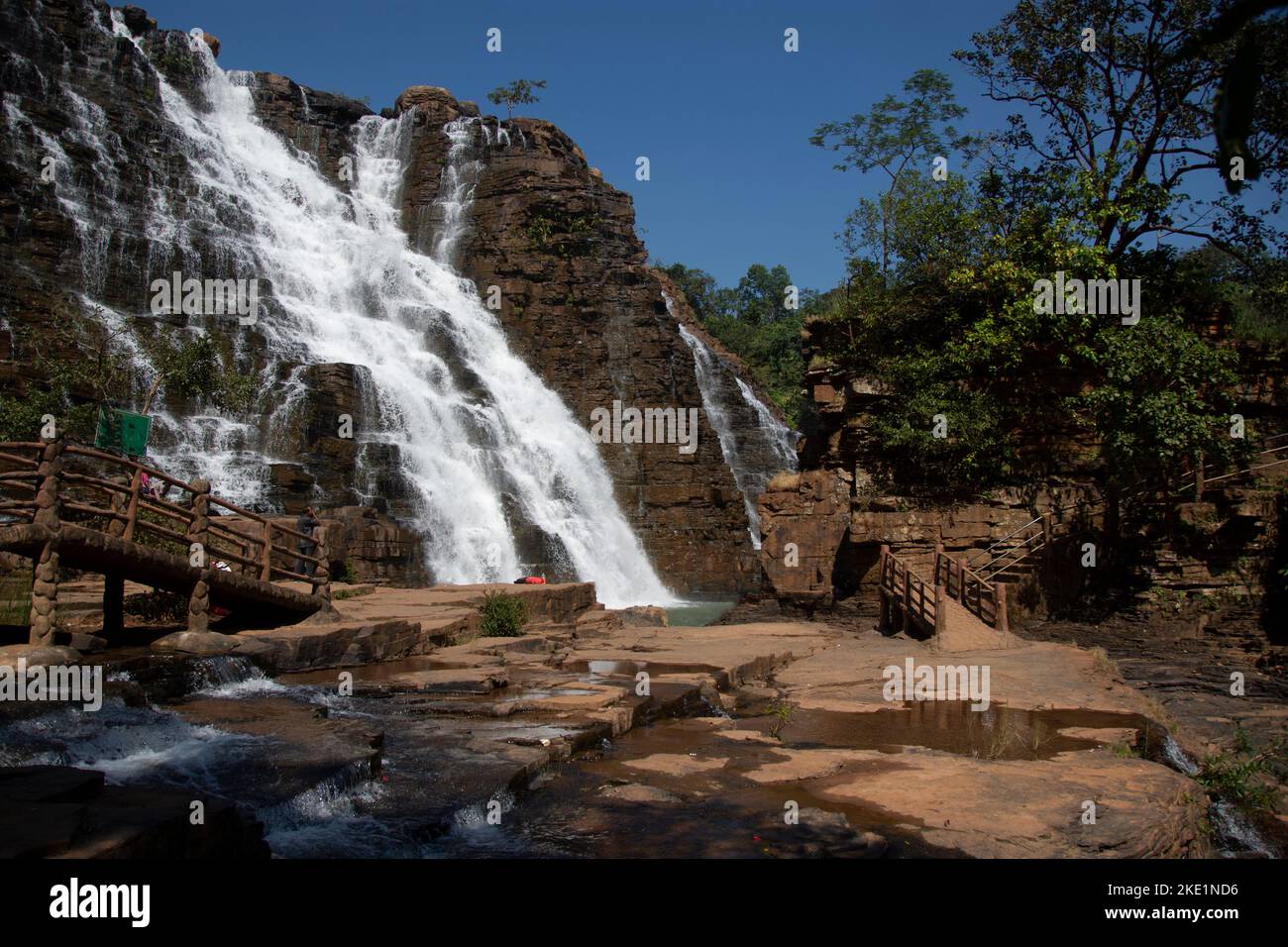 La cascada Tirathgarh se encuentra en el Parque Nacional del Valle de Kanger. Una cascada blanca, esta es una de las atracciones importantes de Jagdalpur Foto de stock