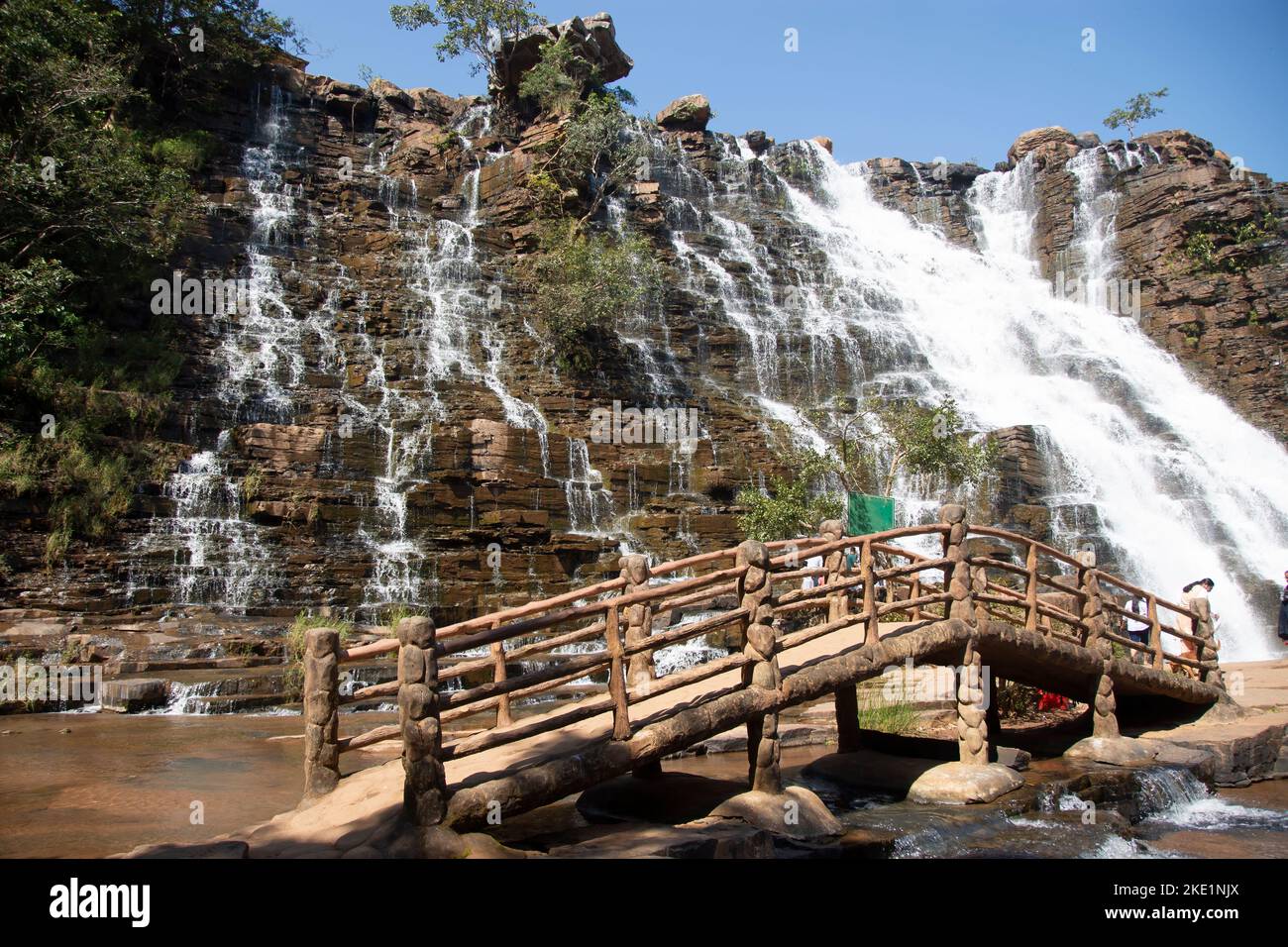 La cascada Tirathgarh se encuentra en el Parque Nacional del Valle de Kanger. Una cascada blanca, esta es una de las atracciones importantes de Jagdalpur Foto de stock