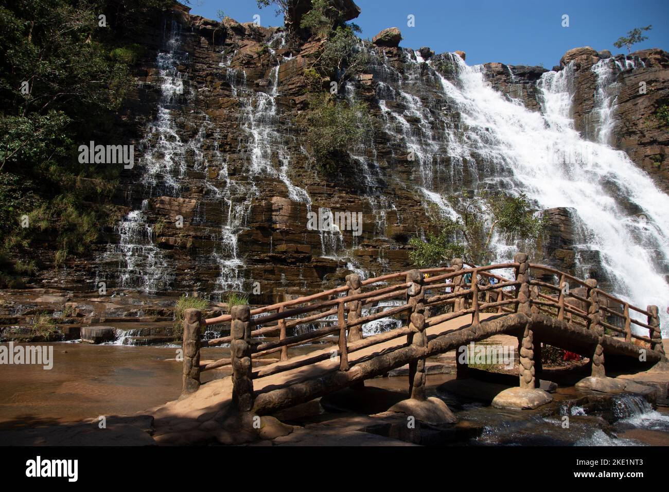 La cascada Tirathgarh se encuentra en el Parque Nacional del Valle de Kanger. Una cascada blanca, esta es una de las atracciones importantes de Jagdalpur Foto de stock