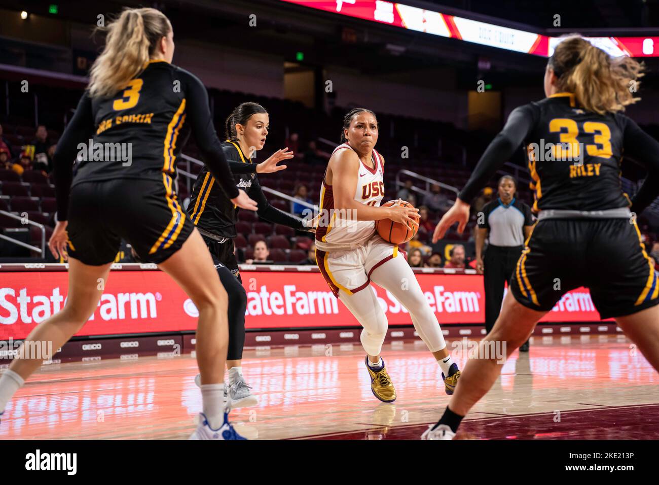 Destiny Littleton (11), guardia de troyanos de USC, se dirige a la cesta durante un partido de baloncesto femenino de la NCAA contra los Bakersfield Roadrunners de CSU, el martes, Foto de stock