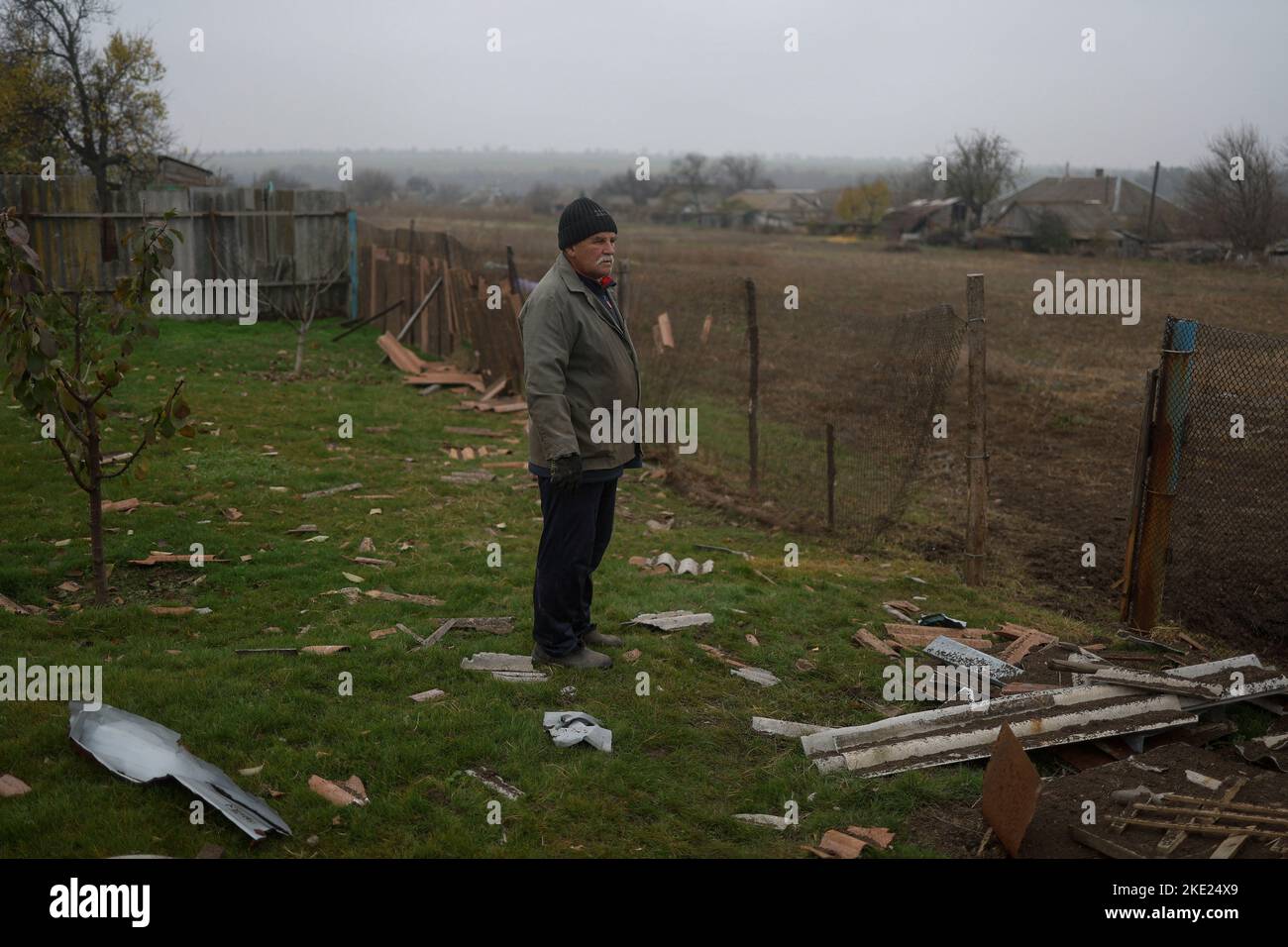 El residente local Serhii se encuentra en un patio trasero de su pariente, dañado durante un ataque militar ruso en la aldea de Novooleksandrivka, en la región de Kherson, Ucrania, el 9 de noviembre de 2022. REUTERS/Valentyn Ogirenko Foto de stock