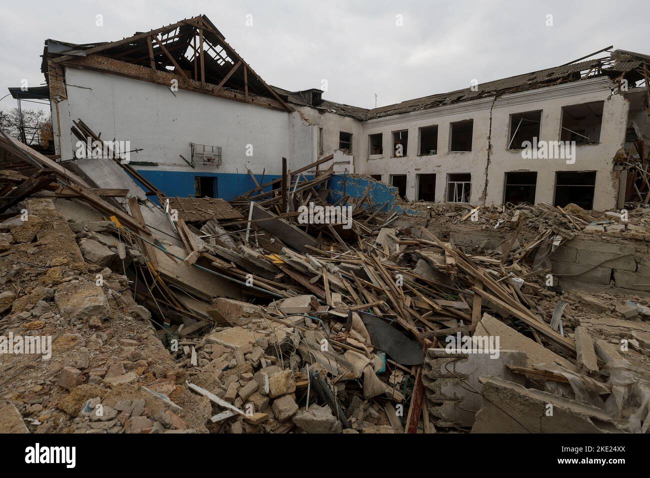 Una vista muestra un edificio de una escuela local destruida durante un ataque con misiles rusos en la aldea de Novooleksandrivka, en la región de Kherson, Ucrania, el 9 de noviembre de 2022. REUTERS/Valentyn Ogirenko Foto de stock
