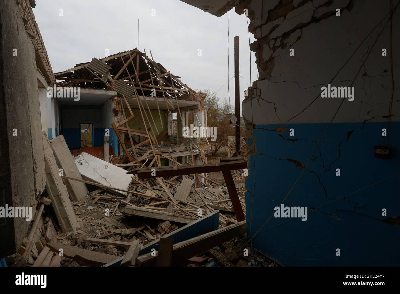 Una vista muestra un edificio de una escuela local destruida durante un ataque con misiles rusos en la aldea de Novooleksandrivka, en la región de Kherson, Ucrania, el 9 de noviembre de 2022. REUTERS/Valentyn Ogirenko Foto de stock