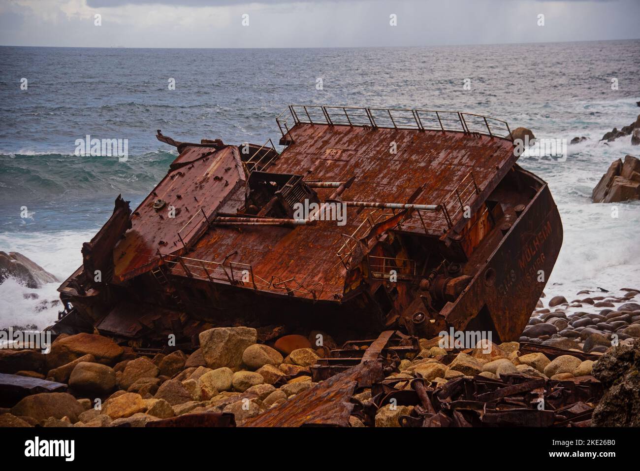 The Mayon Cliff Shipwreck The RMS Mulheim Un buque de carga alemán situado cerca de Lands' End Cornwall Foto de stock