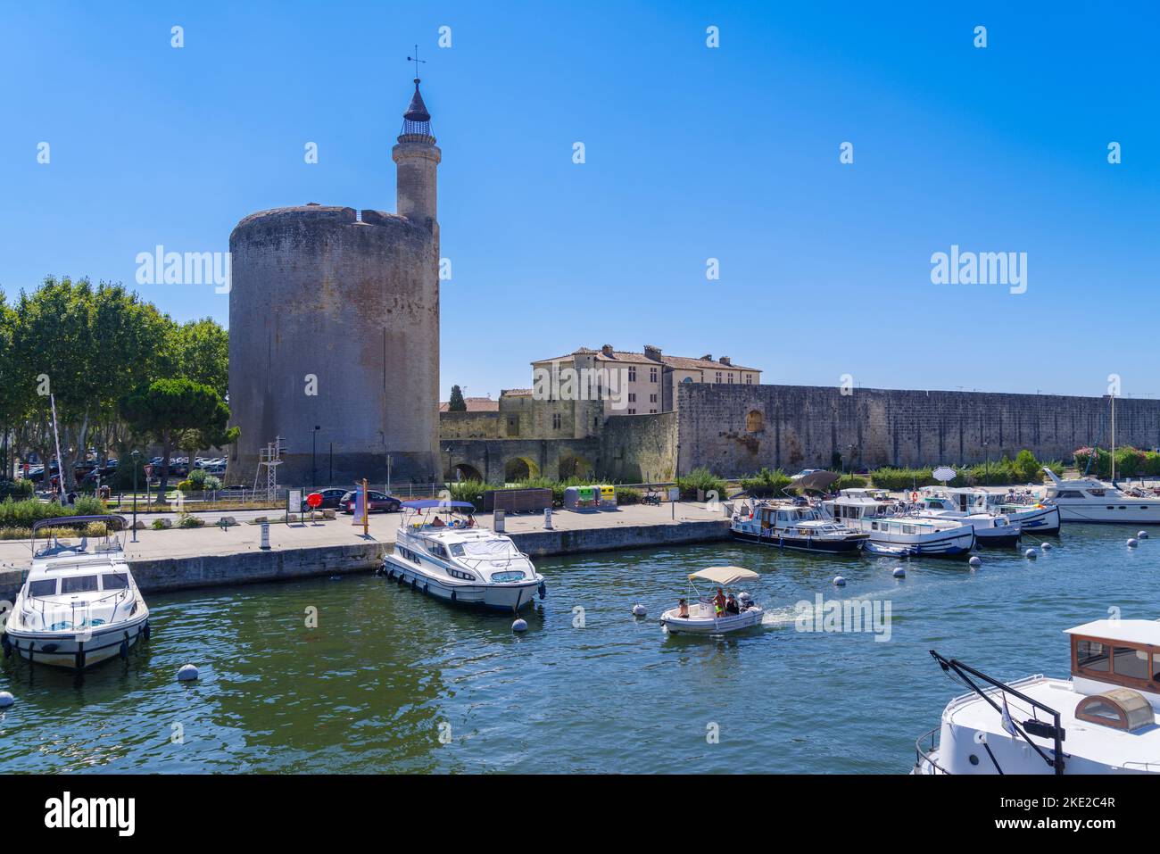 AIGUES-MORTES, FRANCIA - 4 DE AGOSTO de 2022: Vista sobre la antigua muralla medieval y la torre de la ciudad Foto de stock