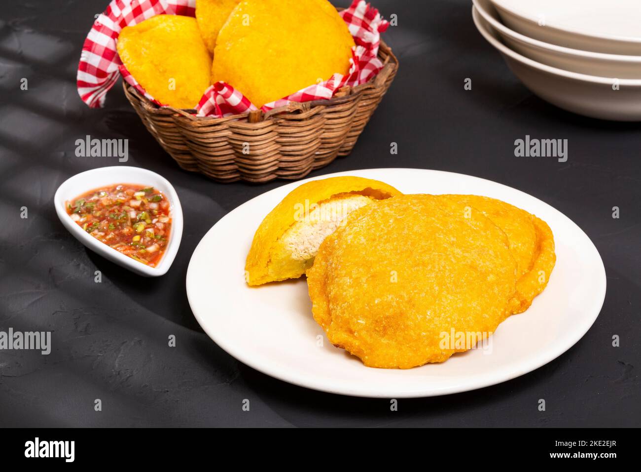 Sabrosas tortas fritas rellenas de pollo - Cocina tradicional colombiana Foto de stock