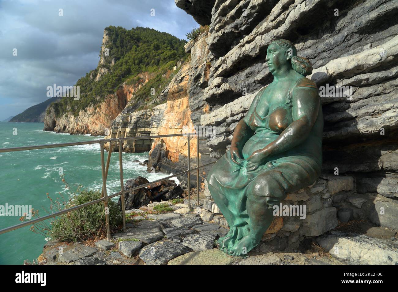 Estatua de bronce MATER NATURAE - Madre Naturaleza, artista Lello Scorzelli, Porto Venere (Portovenere), Italia. Foto de stock