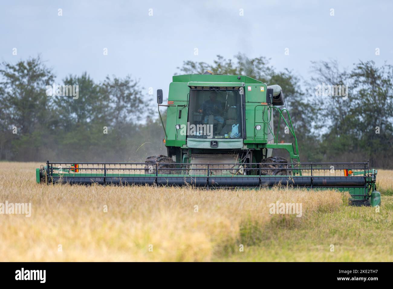 John deere combine harvester machine fotografías e imágenes de alta