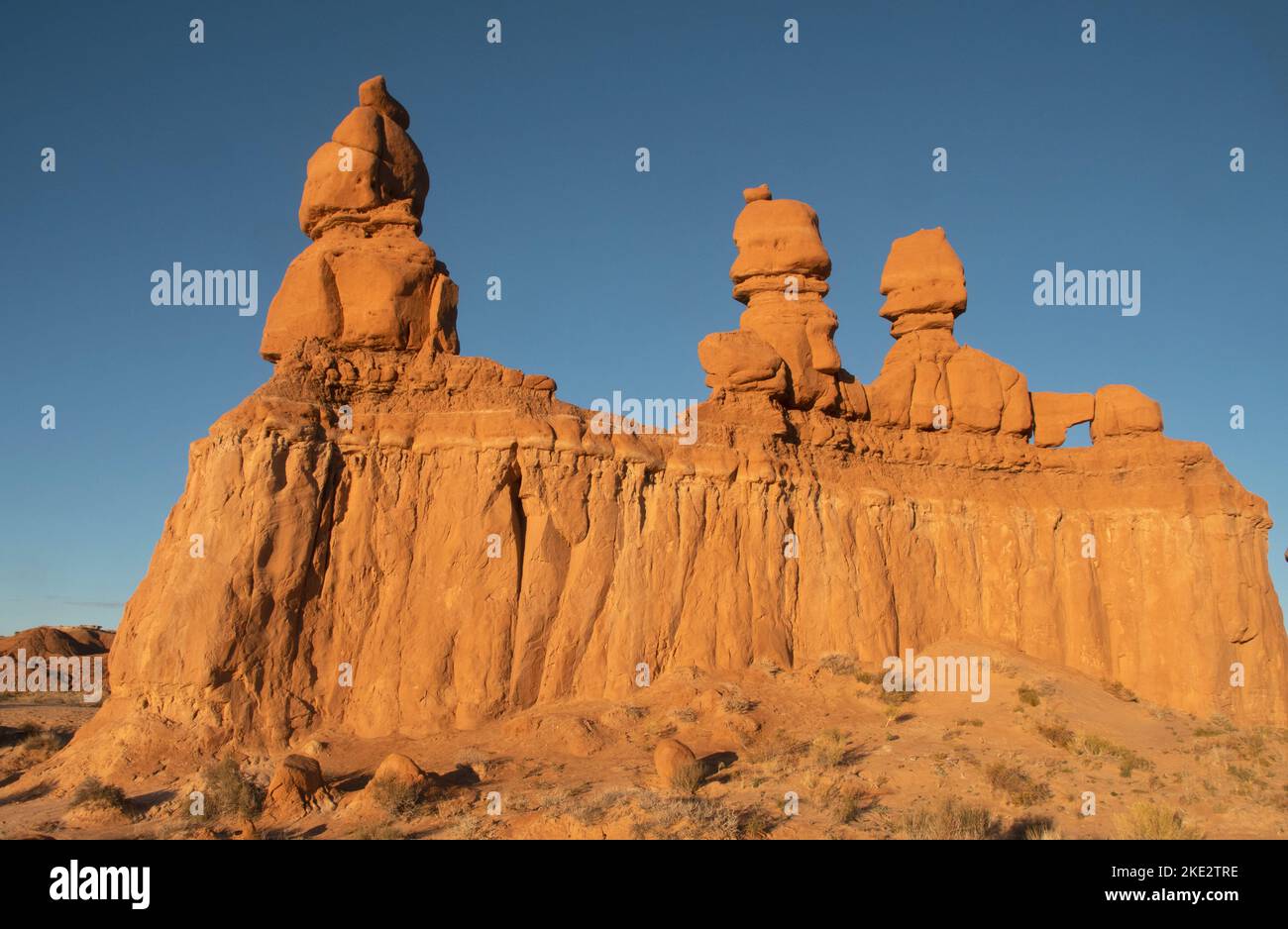 Formación rocosa Three Sisters, Parque Estatal Goblin Valley, Utah Foto de stock