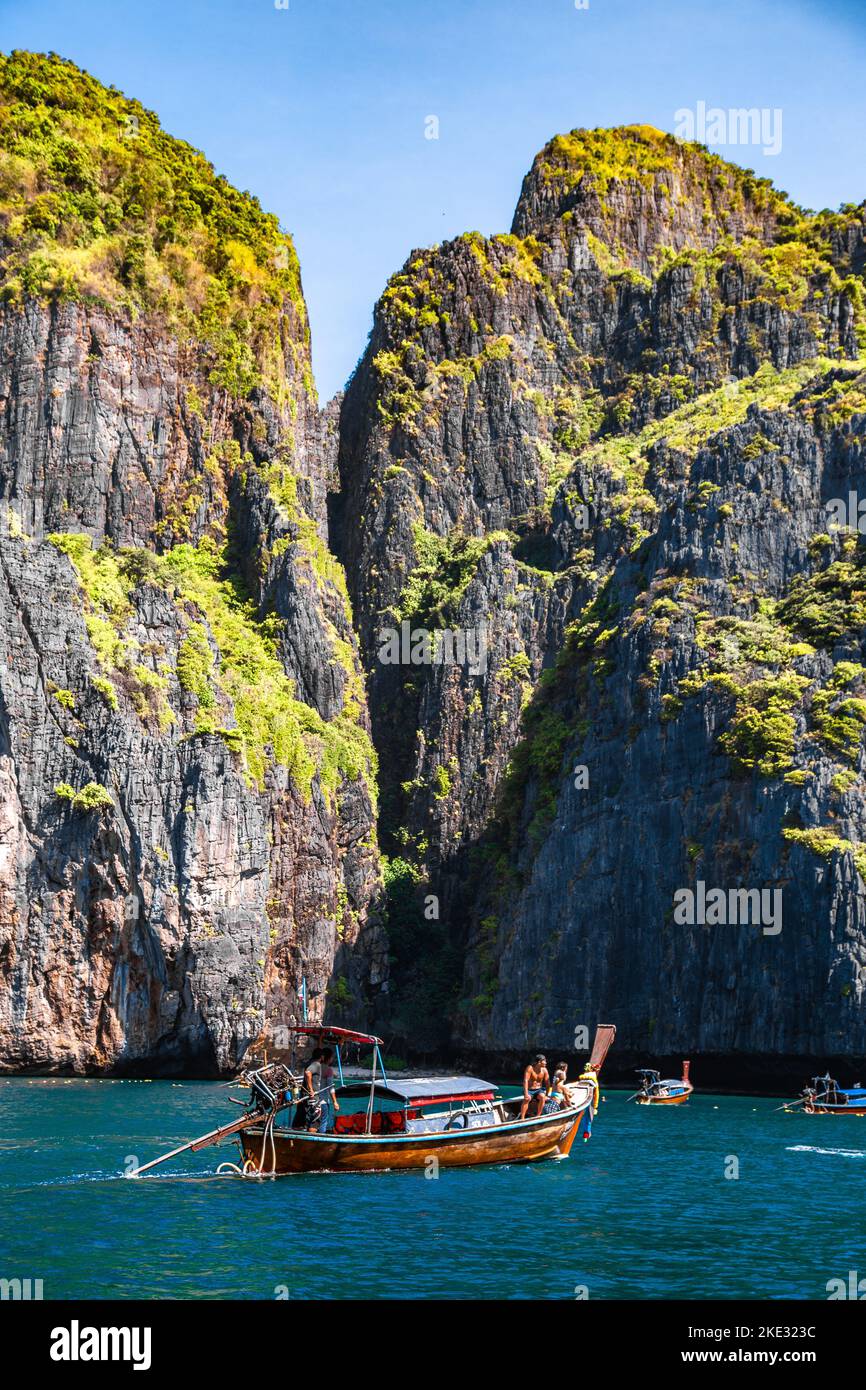 Maya Bay desde el barco de cola larga, en koh Phi Phi, Krabi, Tailandia Foto de stock