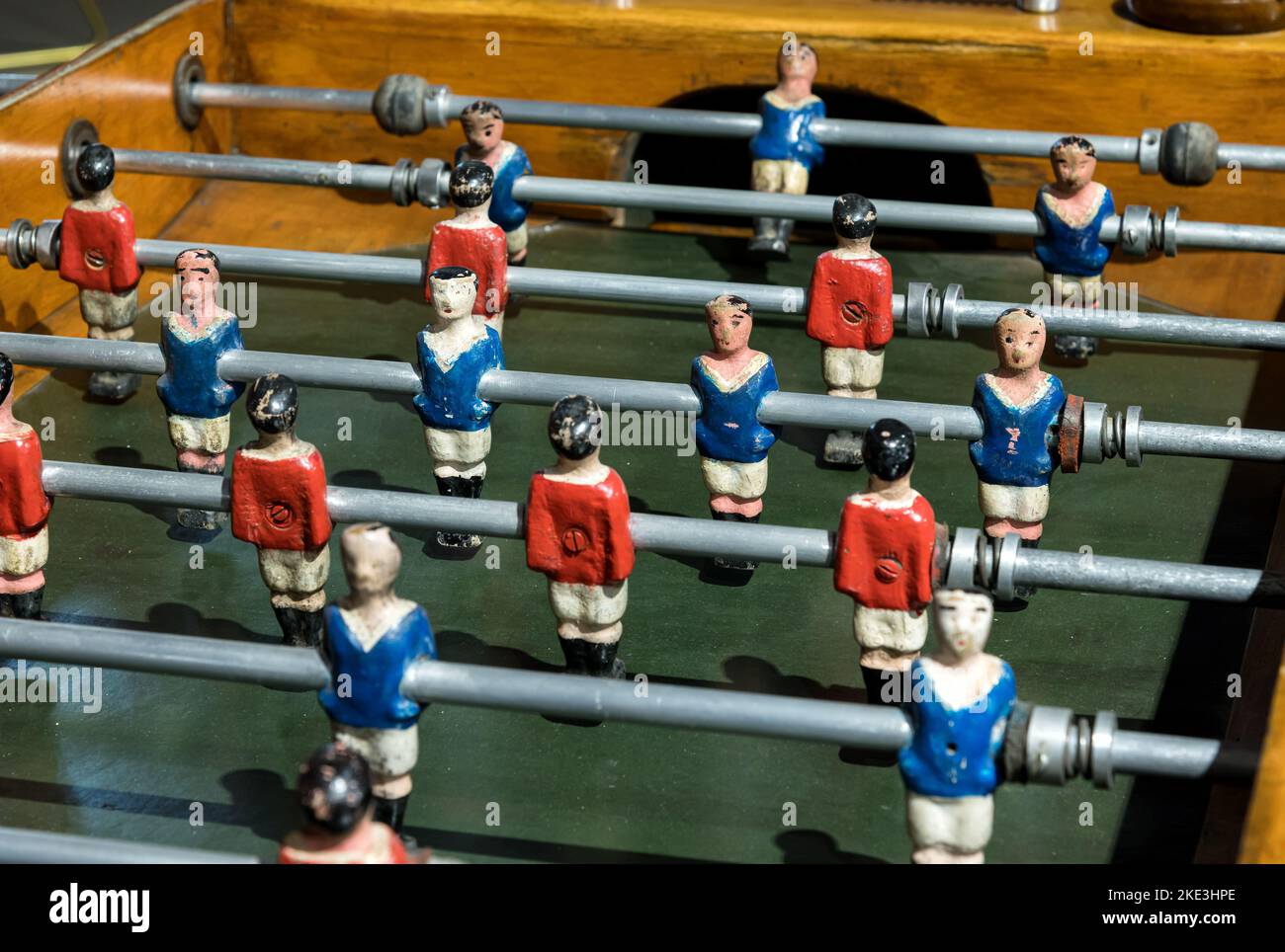 Desde arriba pintado a mano miniaturas de diferentes equipos instalados sobre la vara del fútbol de mesa retro Foto de stock