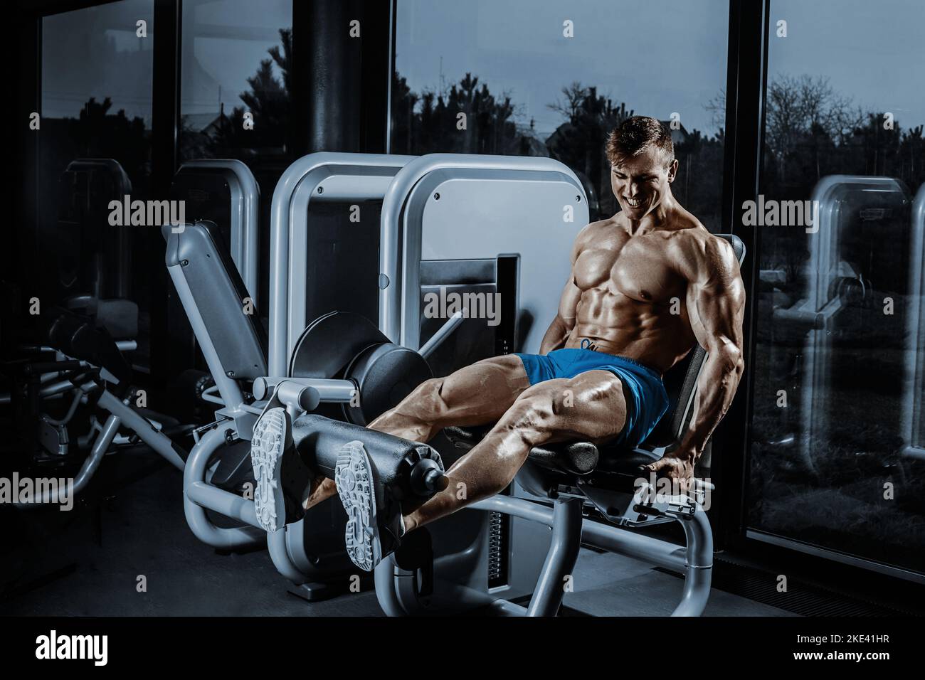 Hombre haciendo ejercicio en un gimnasio fotografías e imágenes de alta  resolución - Alamy