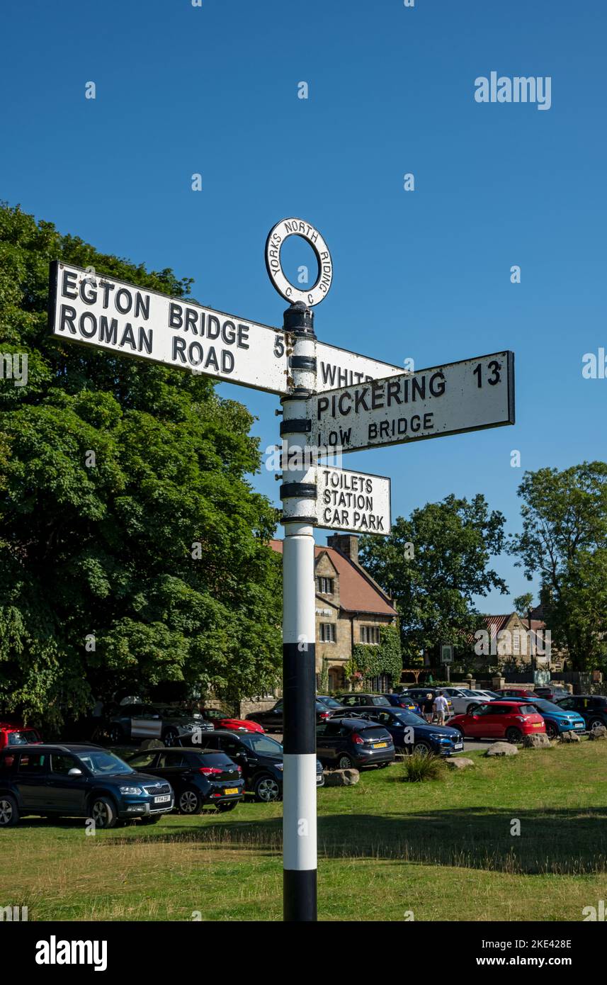 Señales de metal viejo puesto de señalización mostrando direcciones a Egton Bridge & Pickering en verano Goathland Norte de York Moors Inglaterra Reino Unido Foto de stock