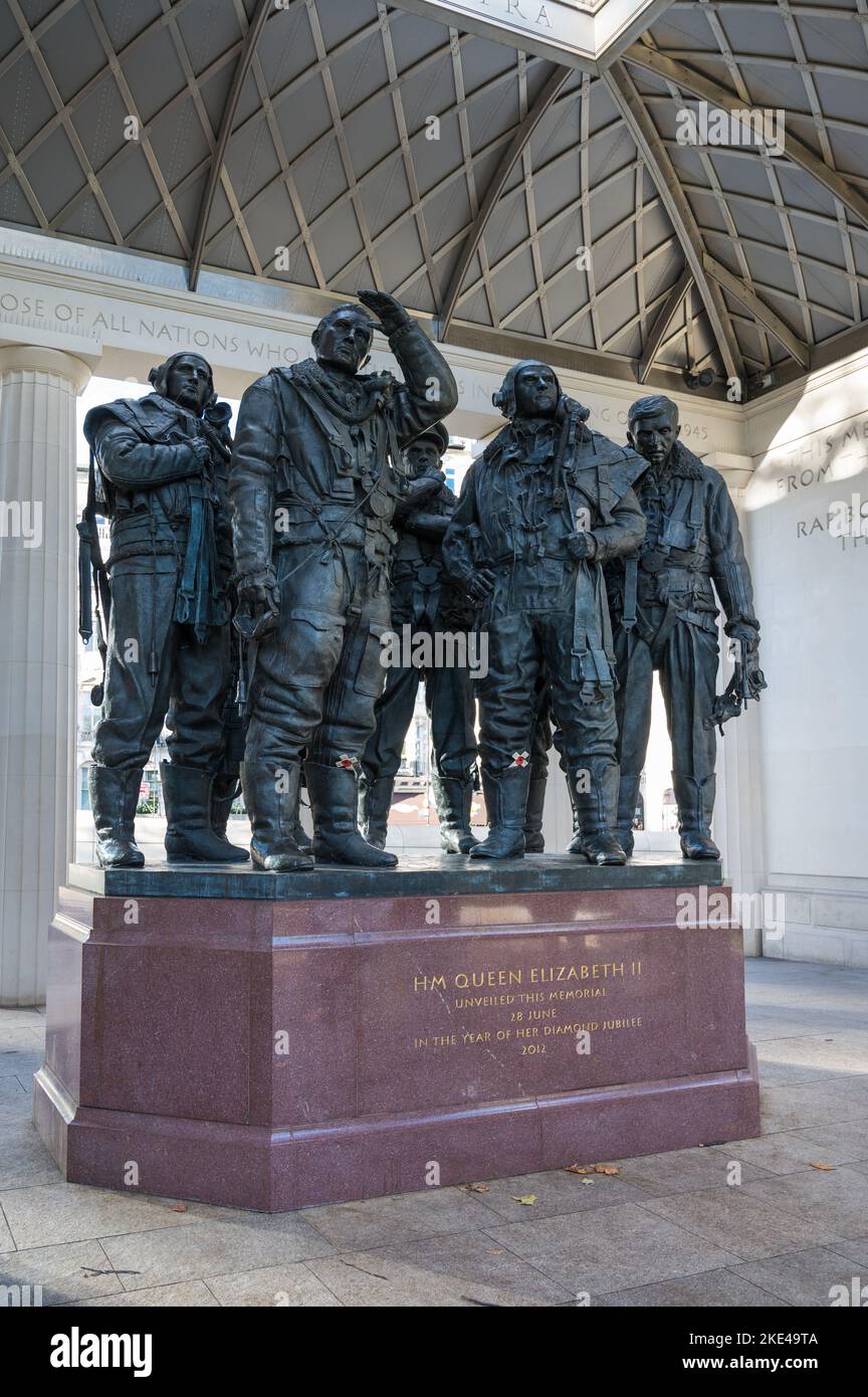 Esculturas de bronce por Philip Henry Christopher Jackson que representan a la tripulación del avión bombardero. Memorial del Comando de Bomberos de la Fuerza Aérea Real, Green Park, Londres, Inglaterra Foto de stock