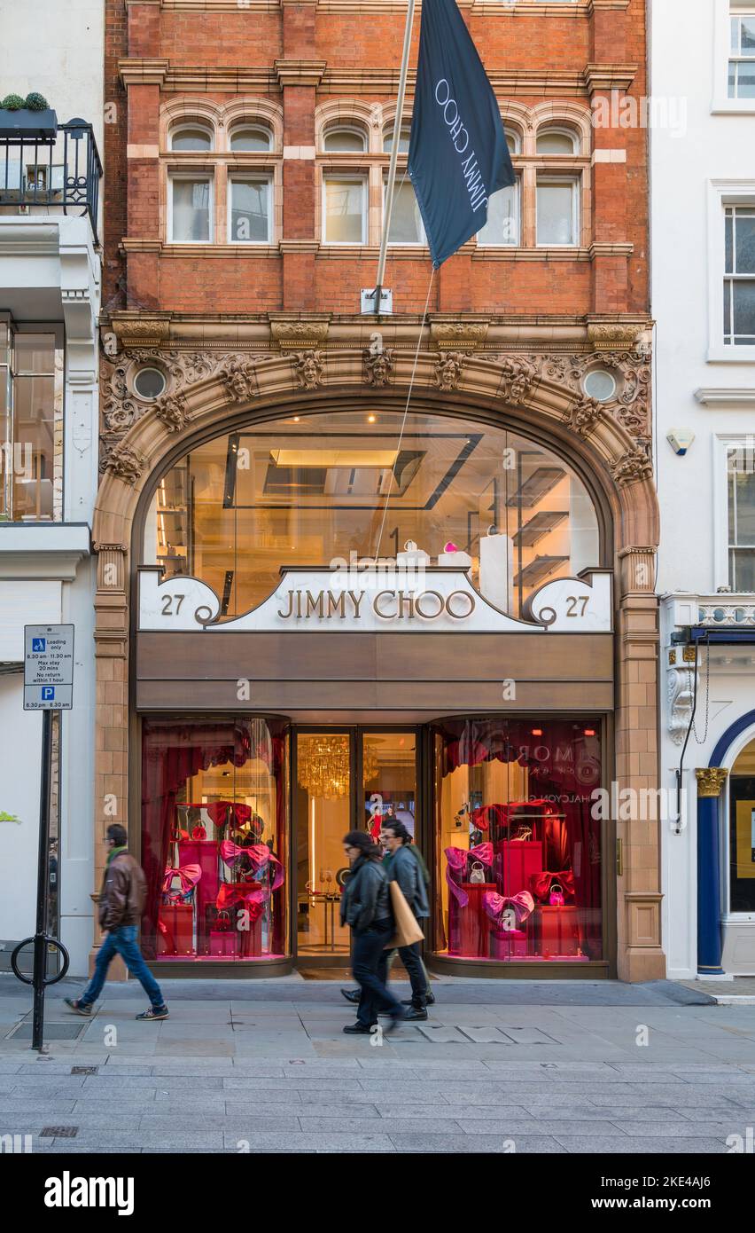 Tienda de Jimmy Choo shop, un minorista de calzado de diseño en New Bond Street, Londres, Inglaterra, Reino Unido Foto de stock