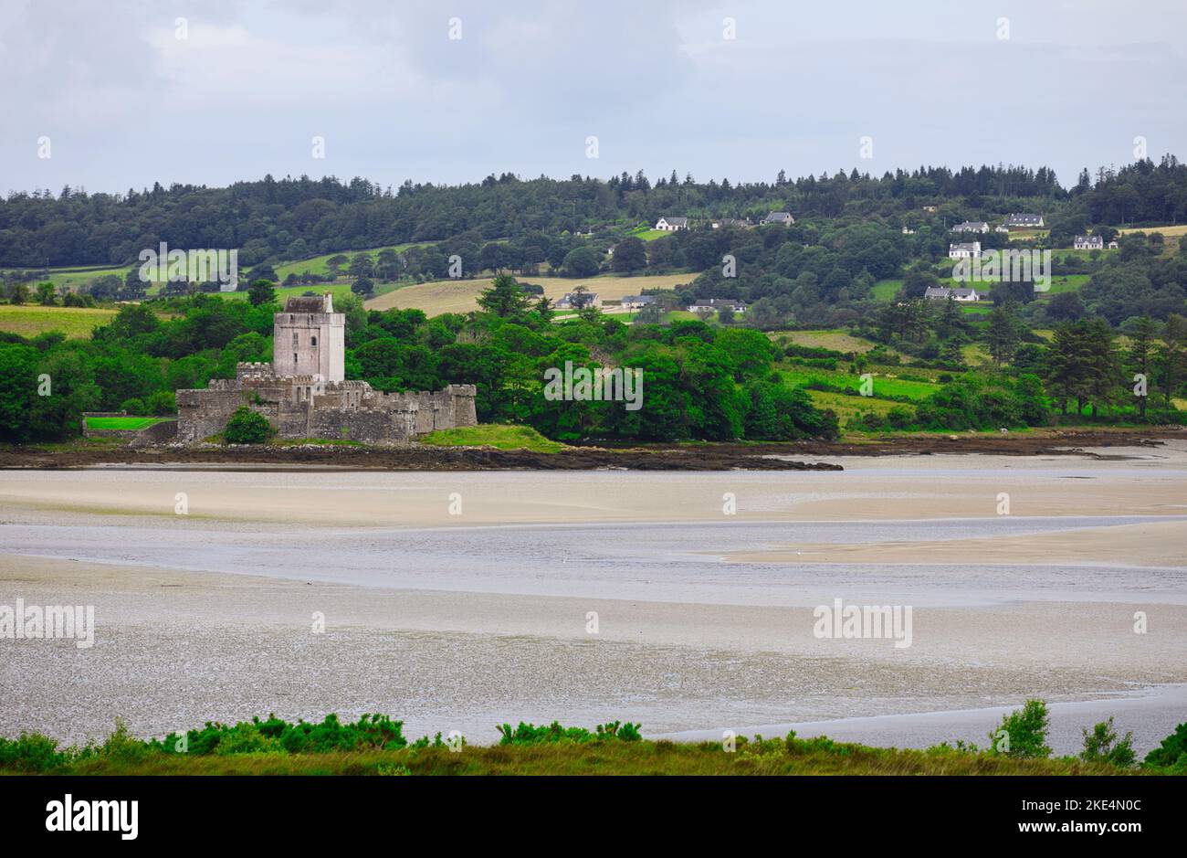 Castillo Doe del siglo 15th (Caislean na D'Tuath) Un monumento nacional de Irlanda, Sheephaven Bay, cerca de Creeslough, Condado de Donegal, Irlanda Foto de stock