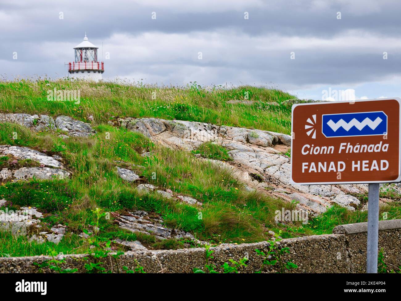 Inicie sesión en Gaelic en el faro de Fanad Head en Wild Atlantic Way, Fanad Head, Fanad Peninsula, County Donegal, Irlanda Foto de stock