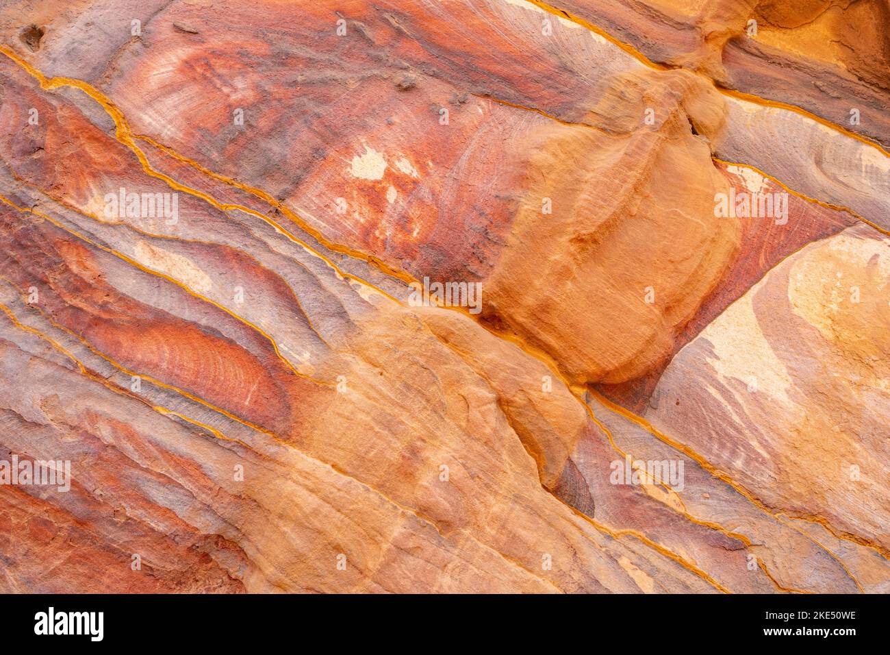 Colouresd rocas en el camino al monasterio en Petra Jordania Foto de stock