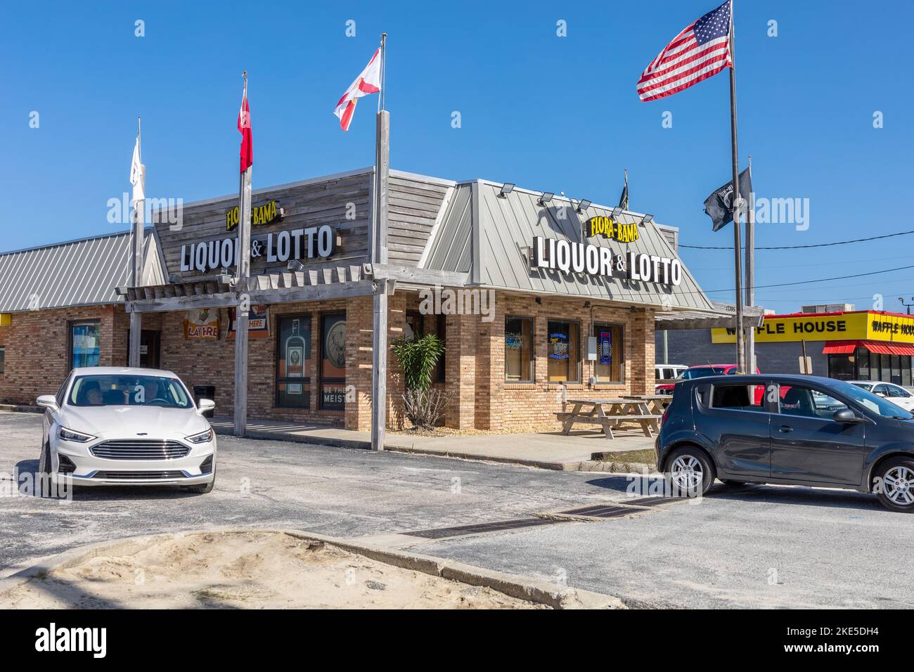 Tienda de Licor y Loto Flora Bama Florida Complejo de entretenimiento Flora-Bama Marina y restaurantes a orillas del estado de Florida Alabama Foto de stock
