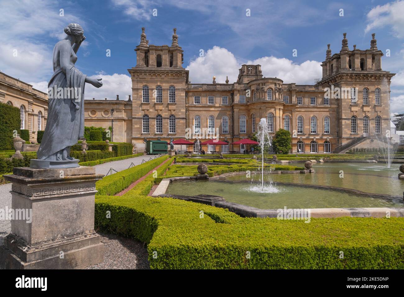 Inglaterra, Oxfordshire, Woodstock, el Palacio de Blenheim desde las terrazas de agua. Foto de stock