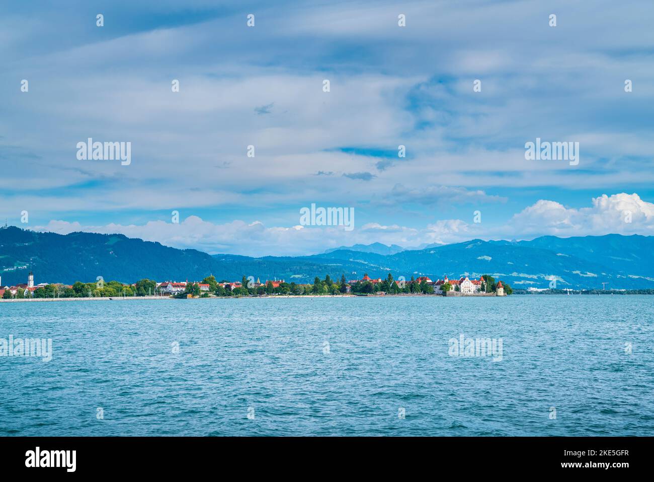 Alemania, Bodensee lindau lago agua naturaleza paisaje vista alpes montañas puesta de sol en verano Foto de stock