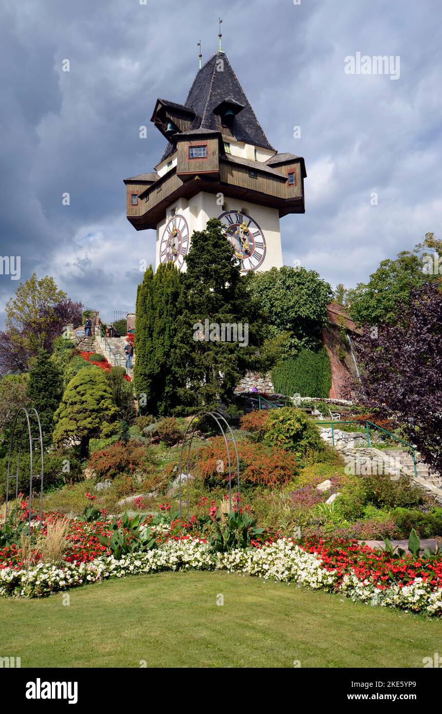 Graz, Austria - 22 de septiembre de 2022: Turistas no identificados en la colina de Schlossberg con la torre del reloj, el punto de referencia de Graz en el sitio de la UNESCO patrimonio mundial de G Foto de stock
