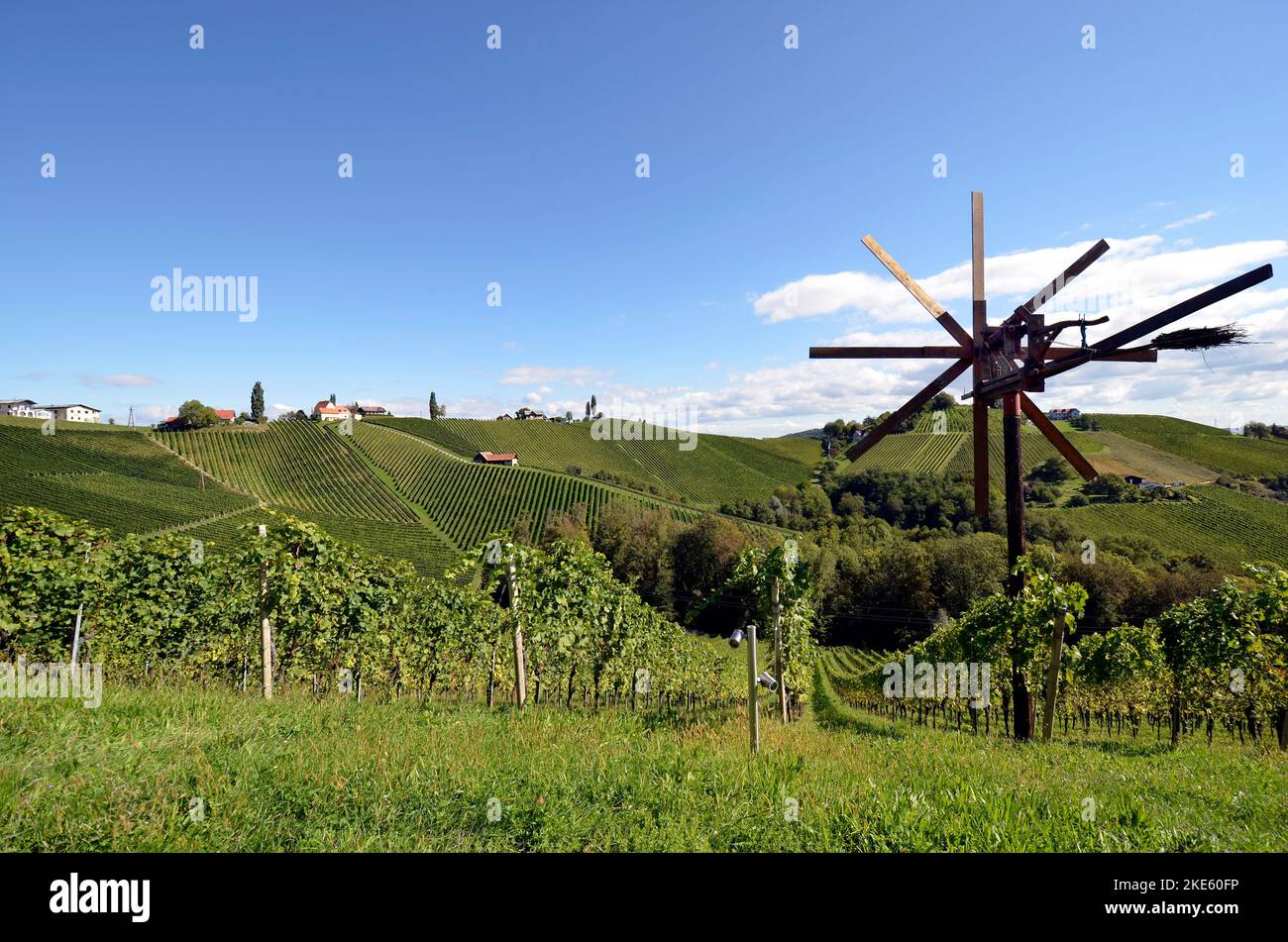 Austria, el tradicional escacrow de Klapotez y los viñedos en las empinadas laderas situadas en la ruta del vino de Estiria, el paisaje montañoso también se conoce como el Foto de stock